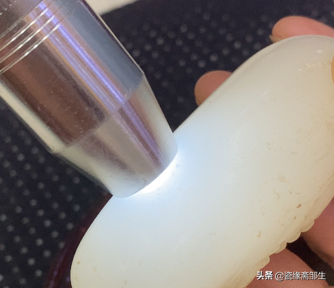 收藏入门教学！如何鉴别真假白玉？看包浆硬度，记得用好强光手电