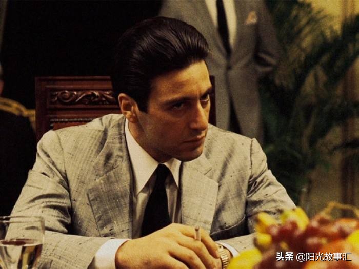 3,剧中给人眼前一亮的是前言说到的性格懦弱,毫不起眼的老二弗雷多.