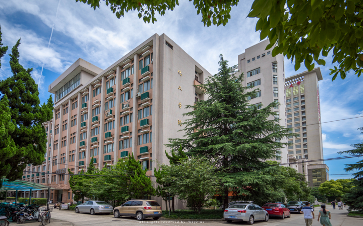 我国“一字不差”的2所大学录取分相差达百余分，网友：差点报错