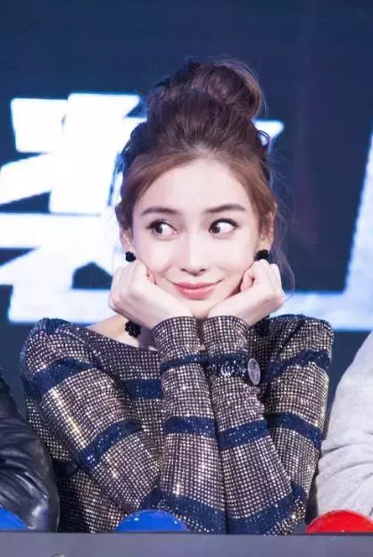 拍照不会摆姿势怎么办,好好学学Angelababy这几个经典的拍照姿势