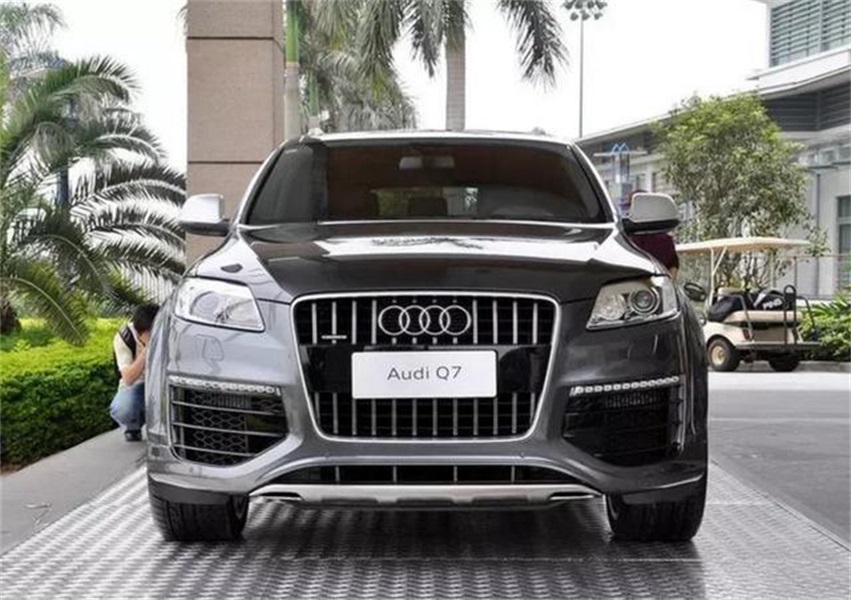 奥迪Q7 V12车型到店实拍：豪华配置与价格一览