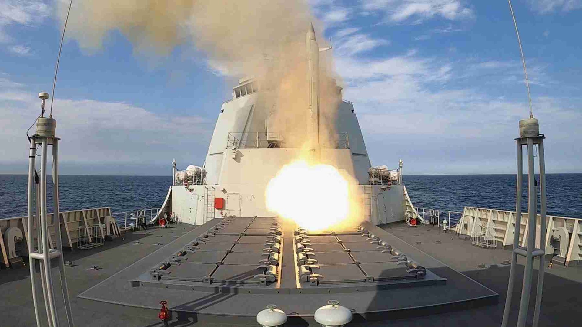 2025年,中国海军将拥有3艘航母,8艘075已经下水或已服役,第四艘航母也