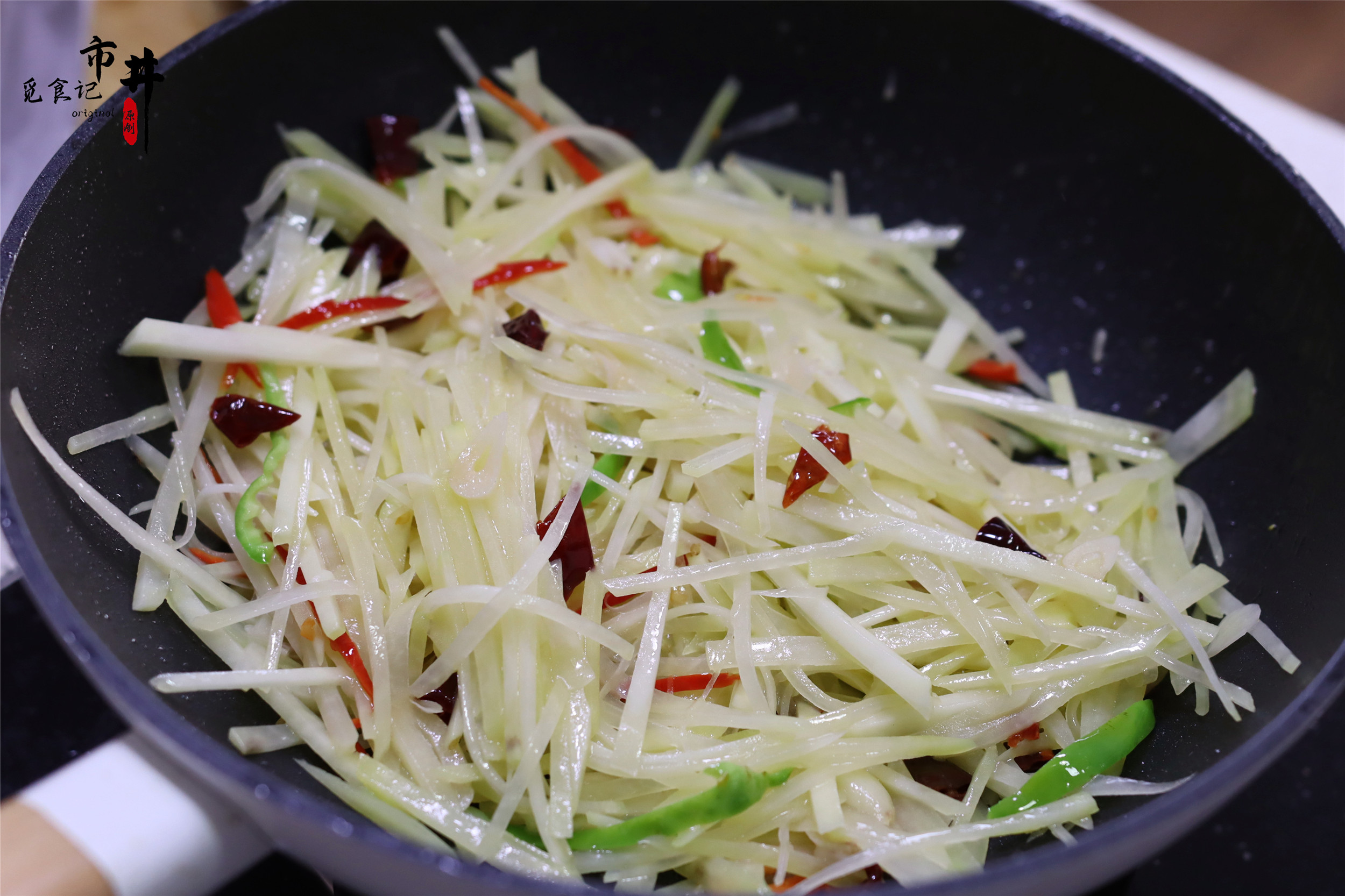 炒土豆丝，什么时候放醋是关键点，步骤对了，随便炒都爽脆好吃