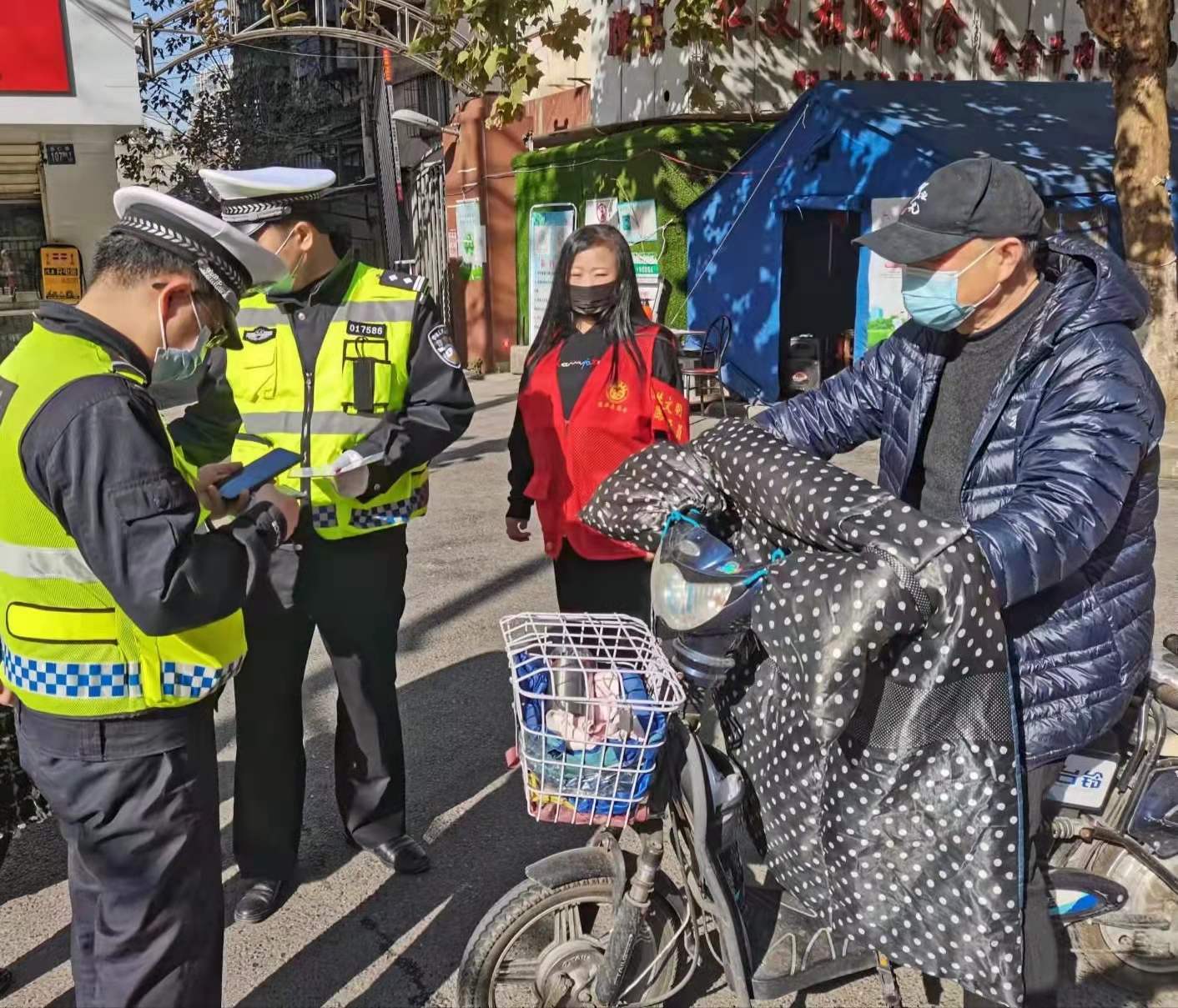 “伙计，看灯！”武汉推进交通秩序整治，3000余台闯红灯电动自行车同日被查