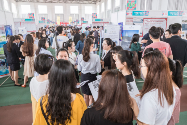 上海这4所大学应届毕业生，可直接落户本地，学生们却想法不一