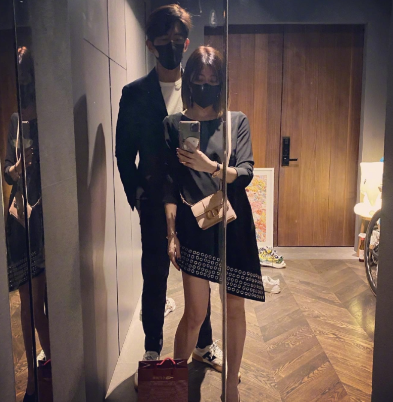 47岁贾静雯生日晒三女儿，咘咘颜值最像亲妈，梧桐妹越长越漂亮