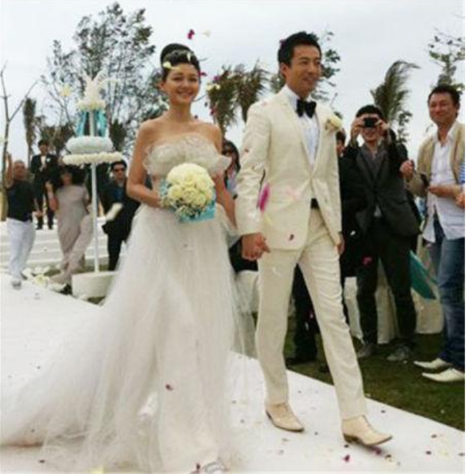 “曲终人散”的人生：大S一家忙着晒幸福，汪小菲满脸憔悴又孤单