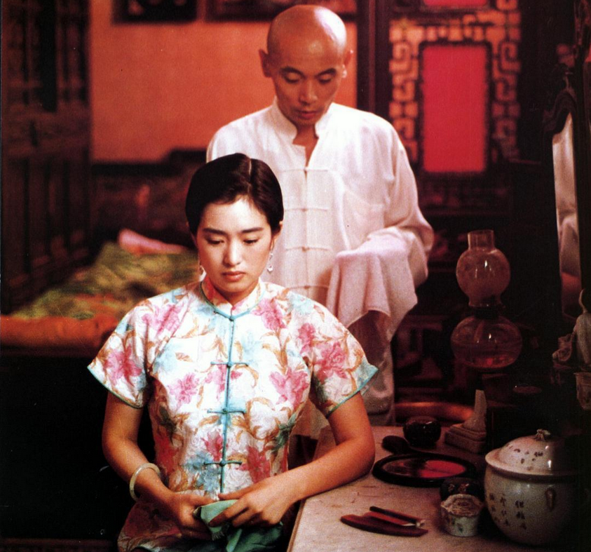 《活着》的主人公福贵生于地主家庭,从小的家庭生活十分的富裕,因为