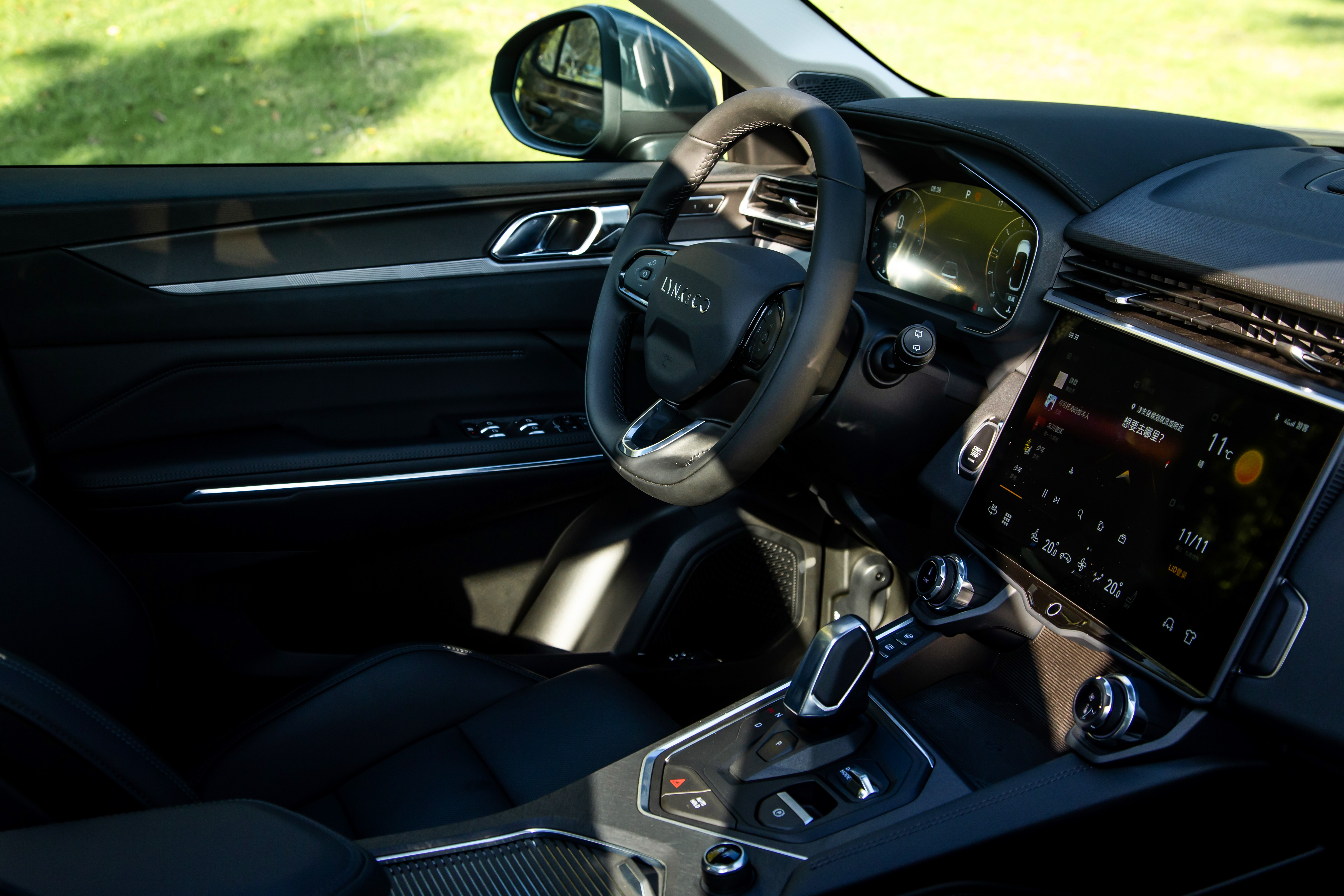 新款领克01的内饰设计总算是迎来了改变,这是沿袭了领克05的设计风格.