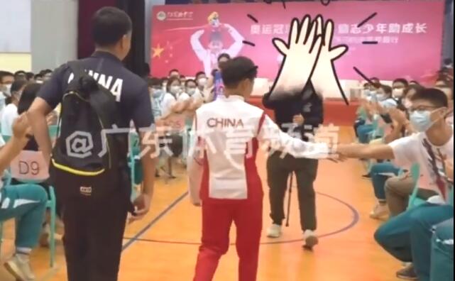 太火！全红婵造访中学，何教练背包跟随，小哥哥击掌激动握拳：爽