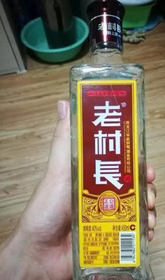 牛栏山陈酿酒与老村长同是十几元的低价酒，二选一，你会选择谁？