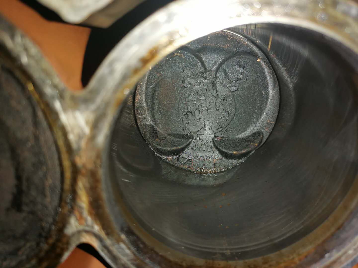 3缸凸轮轴瓦盖不上油“抱死”，正时皮带硬拉扯断，发动机冒白烟