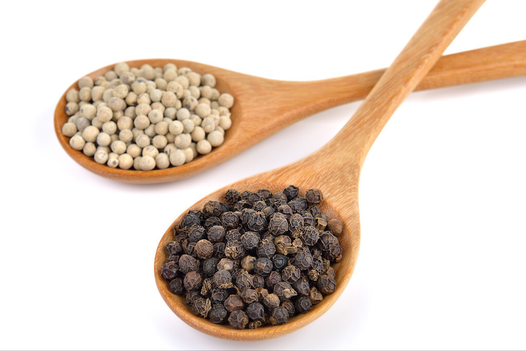 黑胡椒的用法(带你了解黑胡椒和白胡椒的区别及其用法)