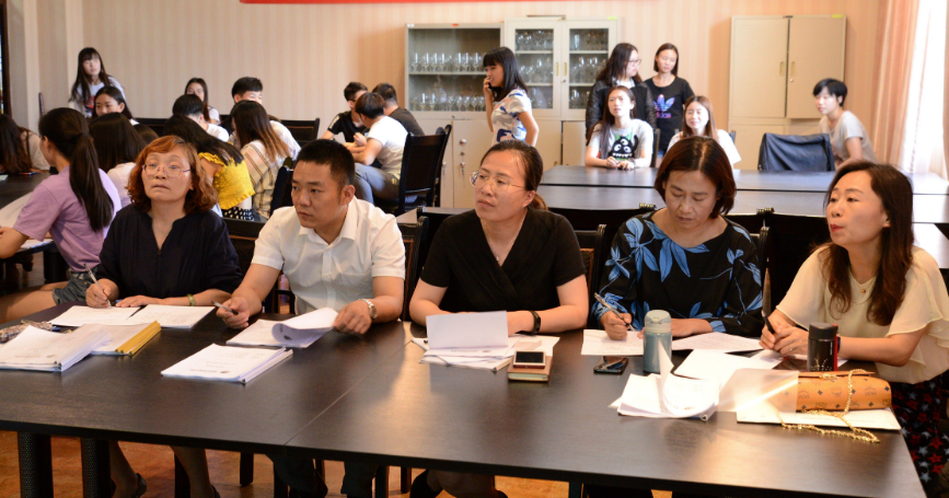 大学生答辩“卑微现场”，几张图片真实形象：只答不辩，就道歉