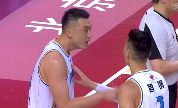 nba林书豪比赛视频回放(翟晓川为何与林书豪发生争执？慢镜头回放找到了答案，该怨谁呢？)