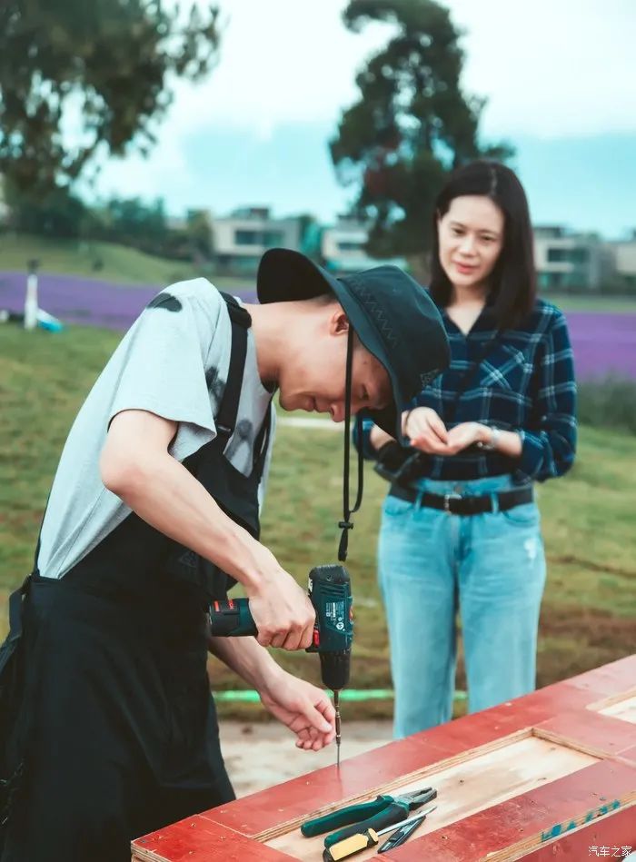趣玩少女享自然，驾发现神行去露营