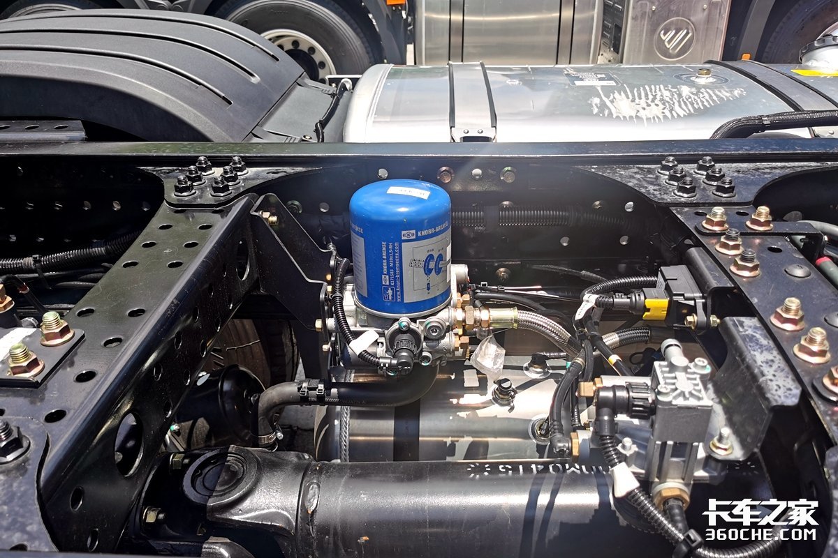 搭载660马力发动机,欧曼银河牵引车这配置算是国产最高了吗?