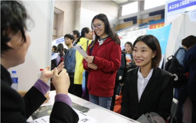 中国邮政秋招开始了，年薪不比其他“铁饭碗”差，专科生也有机会