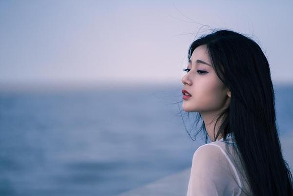 慢慢活成了别人，唯独丢掉了自己，优秀作文赏析：《放弃与坚持》