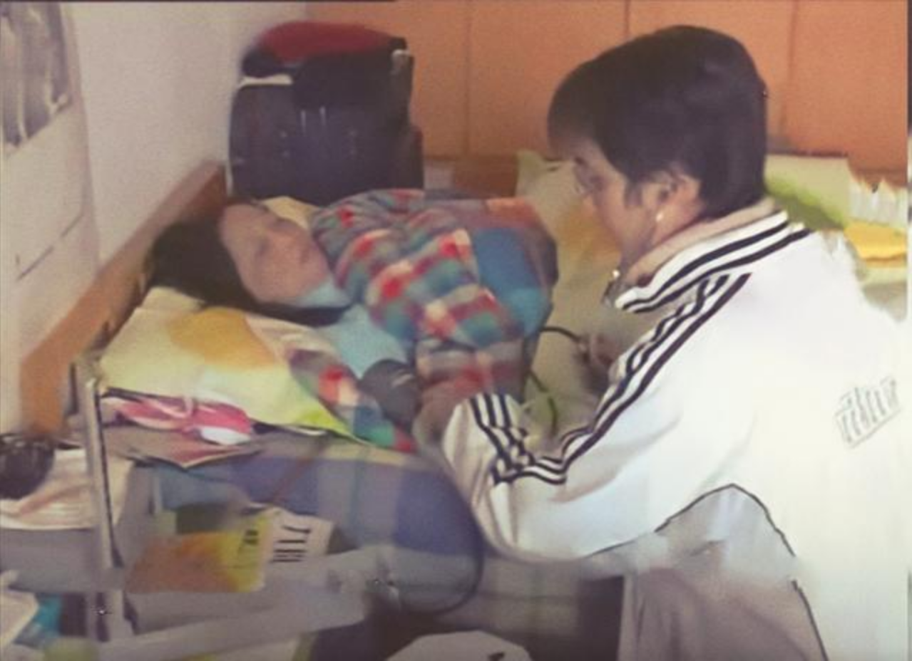 2005年，那个背母上学的男孩刘霆，10年后变性，还在选美比赛获奖