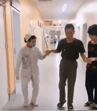 妹子在车上做出不雅行为，我该怎么去制止她