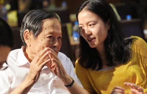 99岁杨振宁与娇妻恩爱如初，杨振宁表白：她是上帝赐给我的礼物
