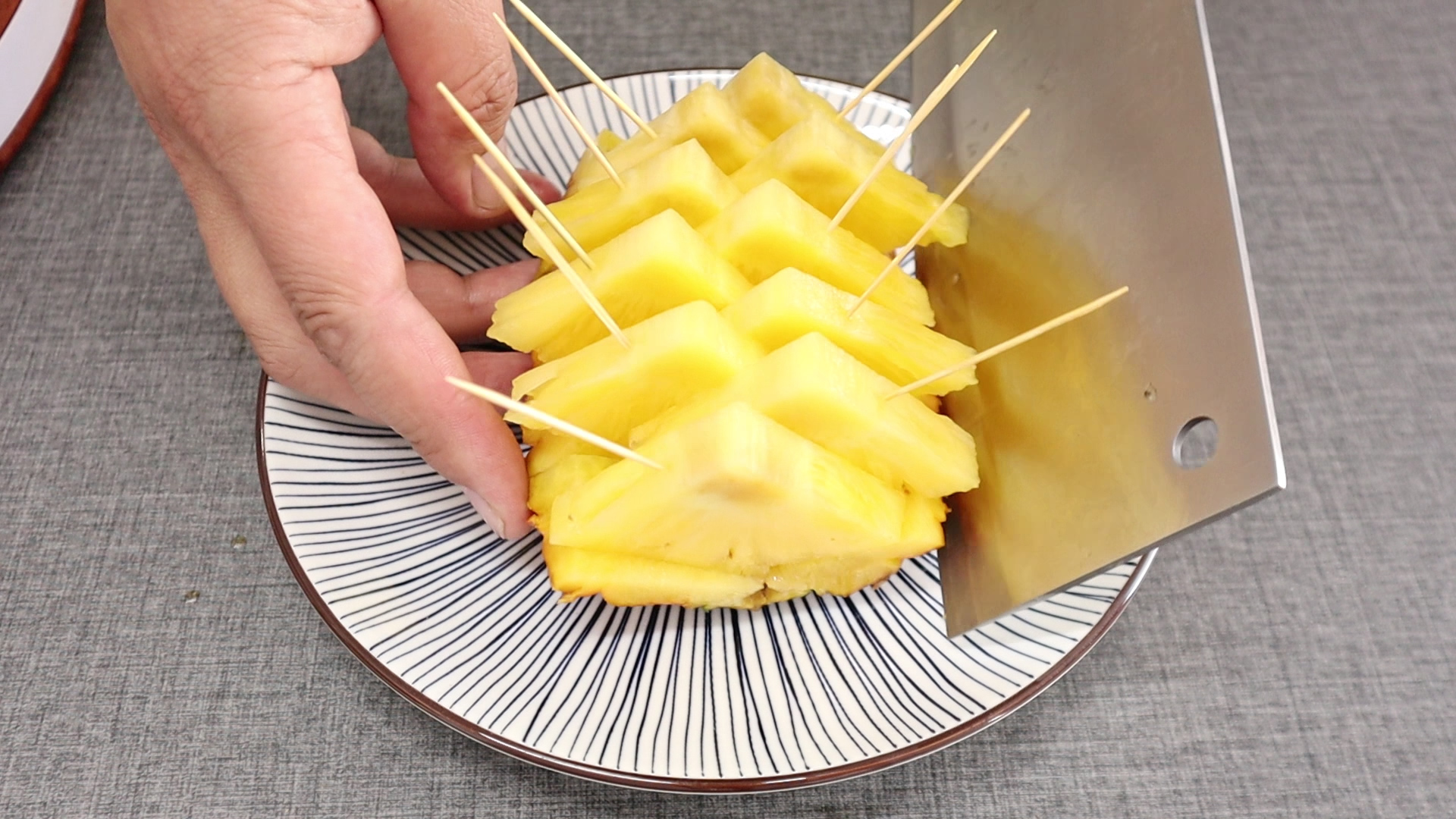 切菠萝的好方法(大师级别切菠萝方法详细教给你)