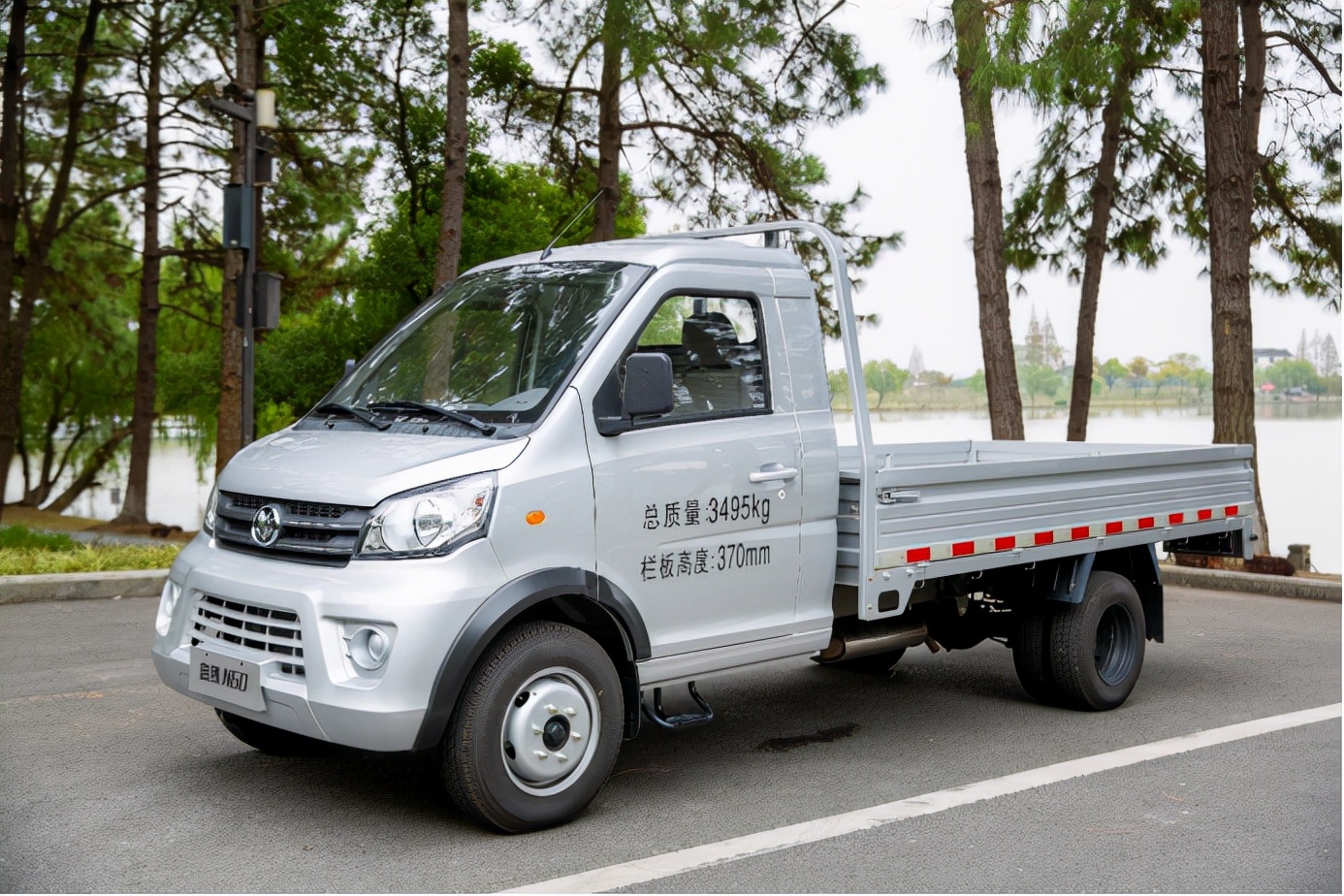 新龍馬汽車回歸商用車“重走紅色路”雙車齊發(fā)鼓士氣