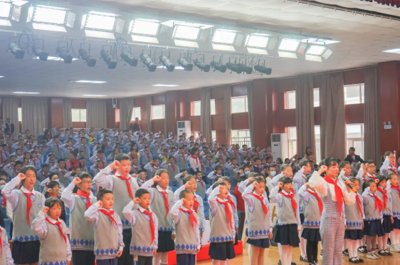 成都市各学校开展“少年先锋队建队日”系列活动