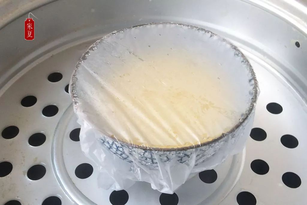 蒸鸡蛋羹的做法（3步蒸出完美的鸡蛋羹光滑如镜）