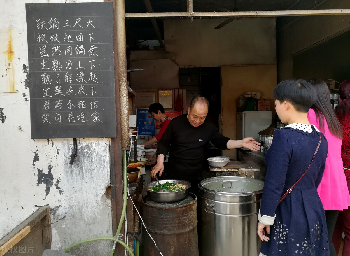 重庆一家面馆推出“面条只要3块钱”，一年净赚97万，太牛了