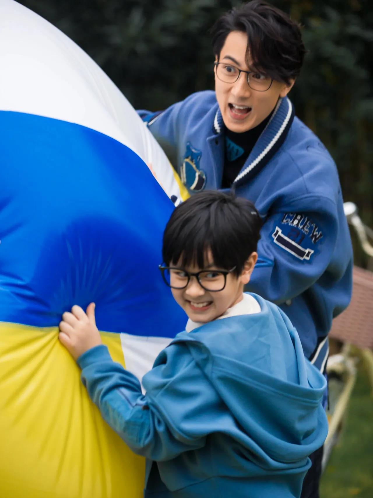 吴尊和儿女戴黑框眼镜拍大片，8岁max变圆润，五官和爸爸一模一样