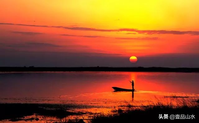 夕阳西下，万顷碧波，渔舟唱晚，怡然自得