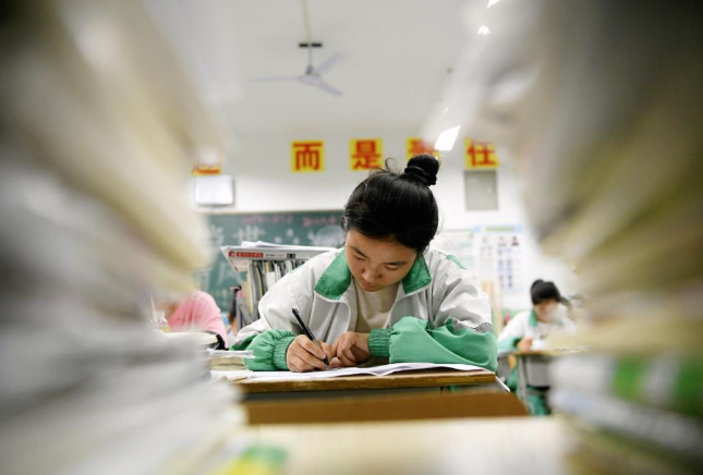 为啥建议高考当天不穿“校服”？资深教师说出原因，学生茅塞顿开