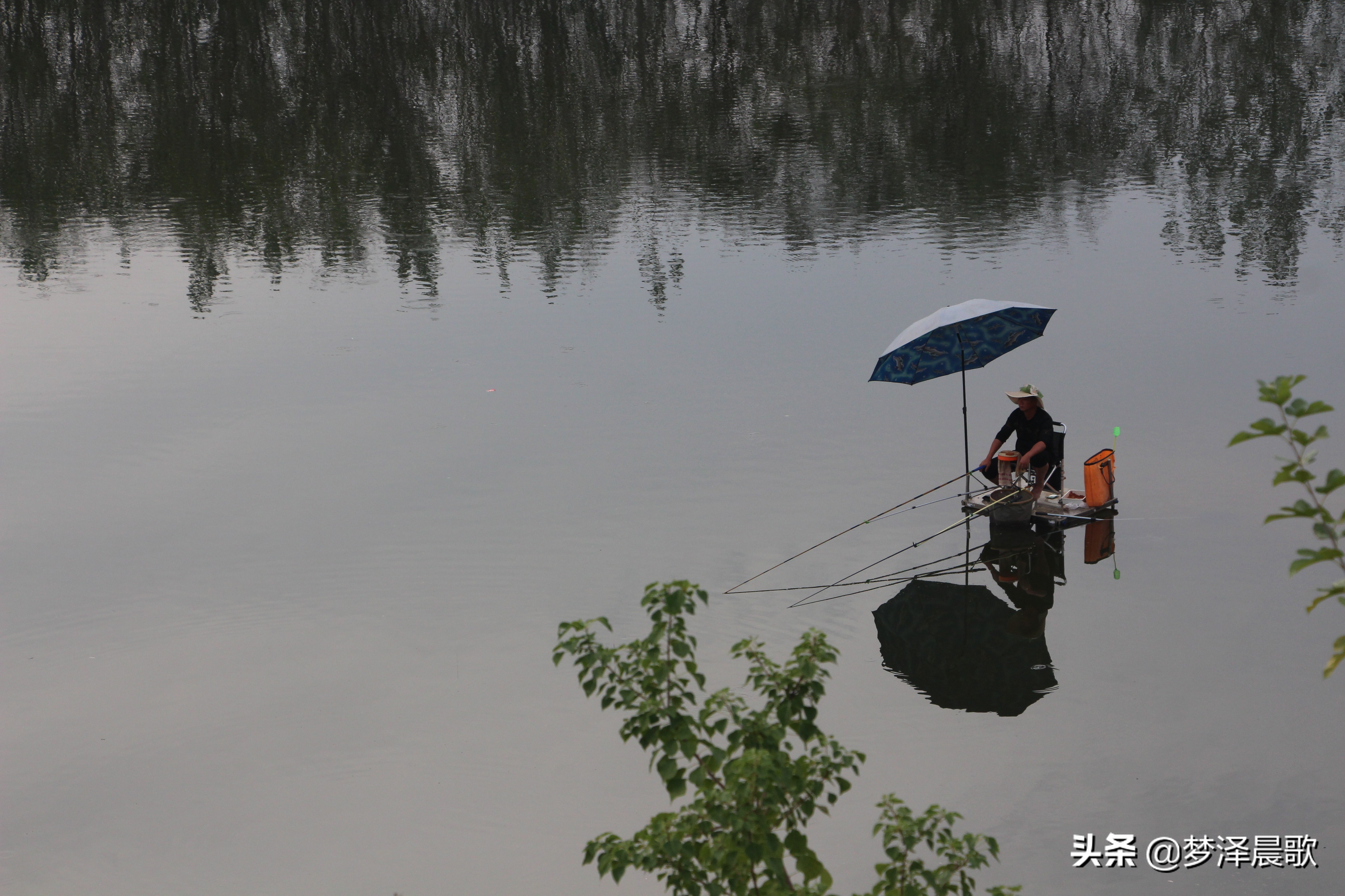 河中独钓乐悠悠，不负秋日好时光