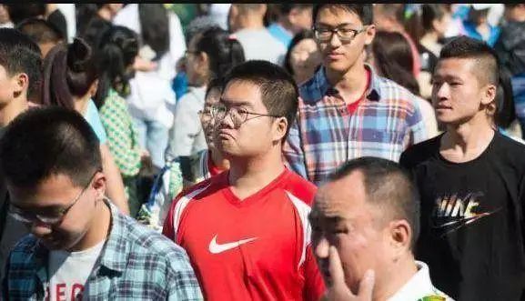 乘风破浪的送考父母：穿旗袍，打向日葵雨伞，高考到底意味着什么