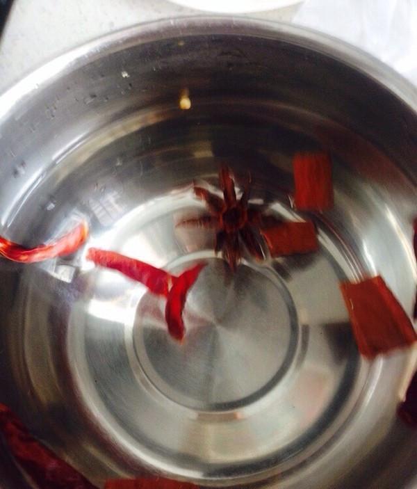 大妈校门口摆摊卖“罕见小吃”，价格便宜，每次都要排长队购买