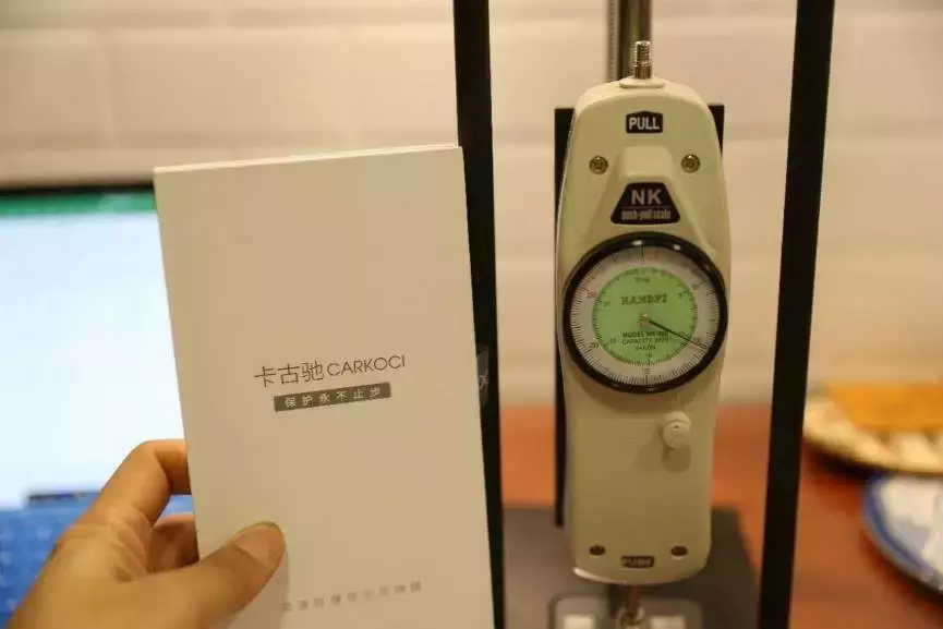 变着方法弄碎我的iPhone手机膜-17款钢化玻璃膜大横评