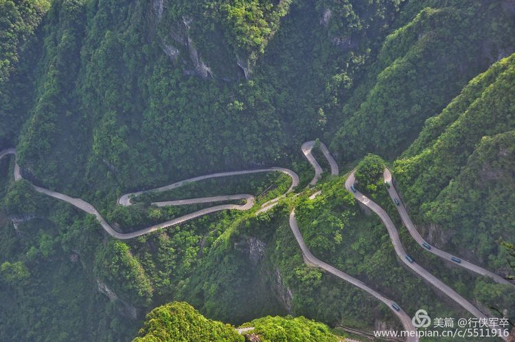 玉壶峰下松涛起，天界佛国掸尘埃！走遍千山万岭，唯天门山独有