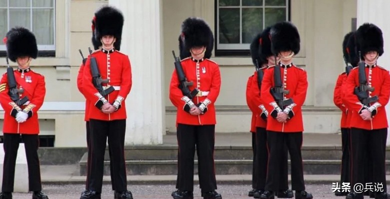百万游客参观白金汉宫，看英国女王卫兵换岗：为何都是男兵？