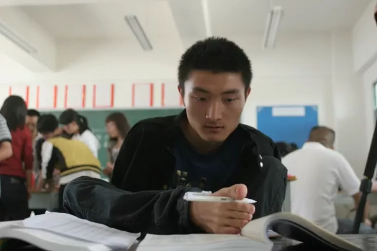 10年前，那个用脚高考轰动全国的文科状元，如今怎样了？