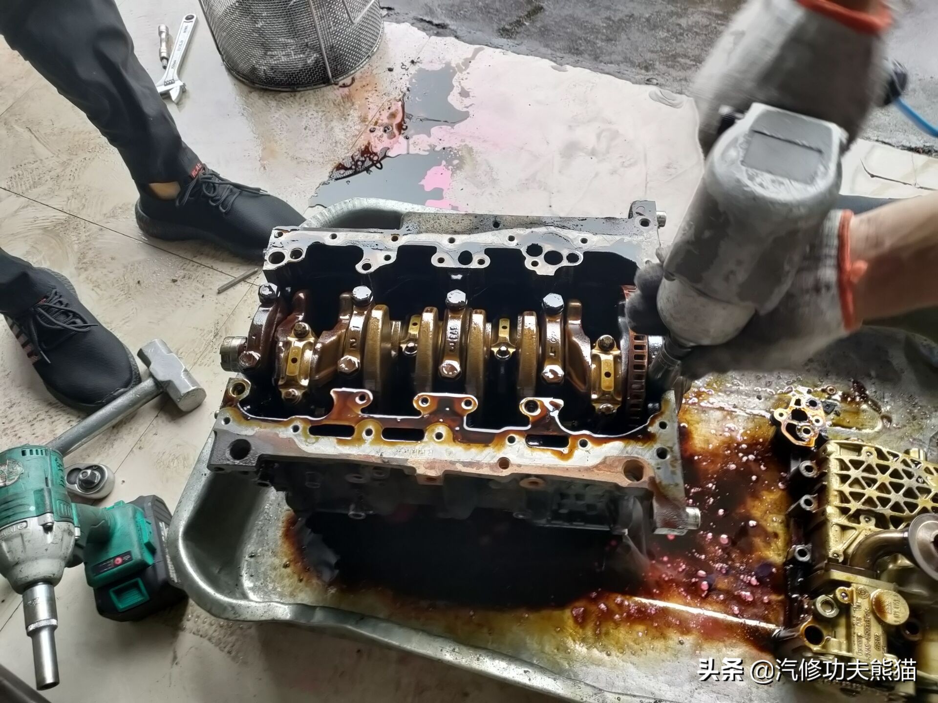苏州车友十二年车龄奥迪A6L2.0T烧机油，对车有感情彻底整修翻新