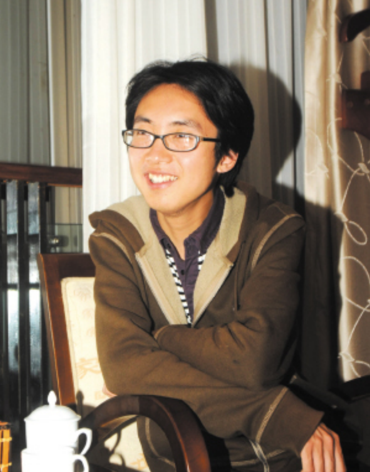 2005年，那个背母上学的男孩刘霆，10年后变性，还在选美比赛获奖