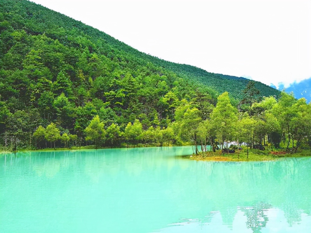 雨过天晴的湖水之美，有一种翡翠能表现出来，你知道晴水翡翠吗？