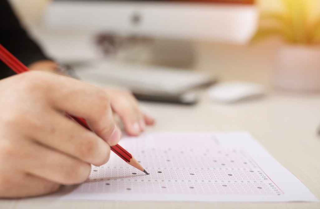 高考生作弊新方法，拍考题上传软件，网友：真是智商堪忧