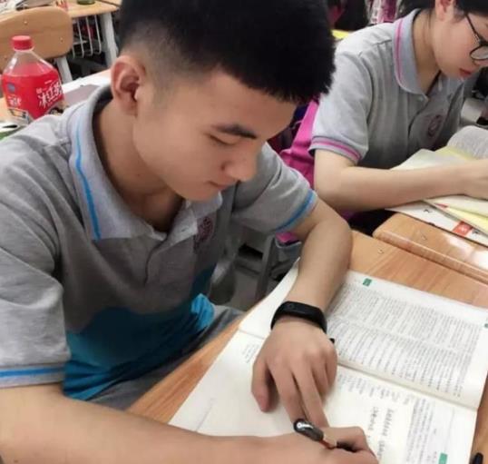 高考只考了300分，没填报志愿却收到8封录取通知书，考生笑哭了