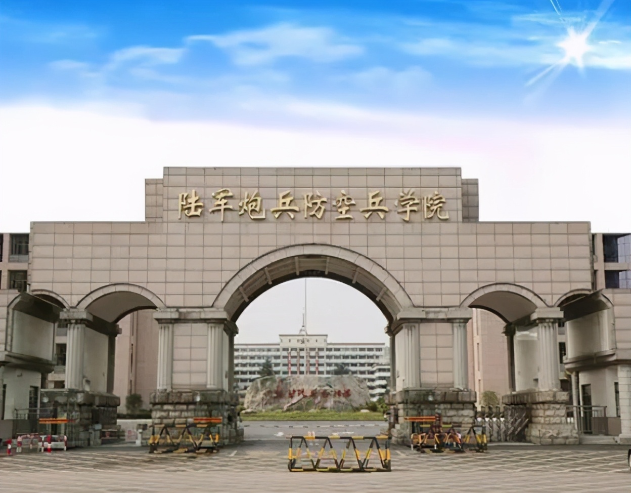 哪些军校录取分数低，毕业即拿“铁饭碗”，想考军校的学生快收藏