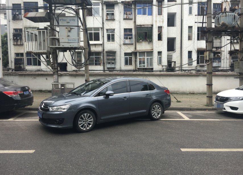 倒车水平再差都不怕，只要学会这3招技巧，新手也能轻松倒进车位