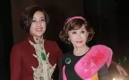 几十万名牌包,上亿帝王绿翡翠,明星烧钱“富养”女儿大PK