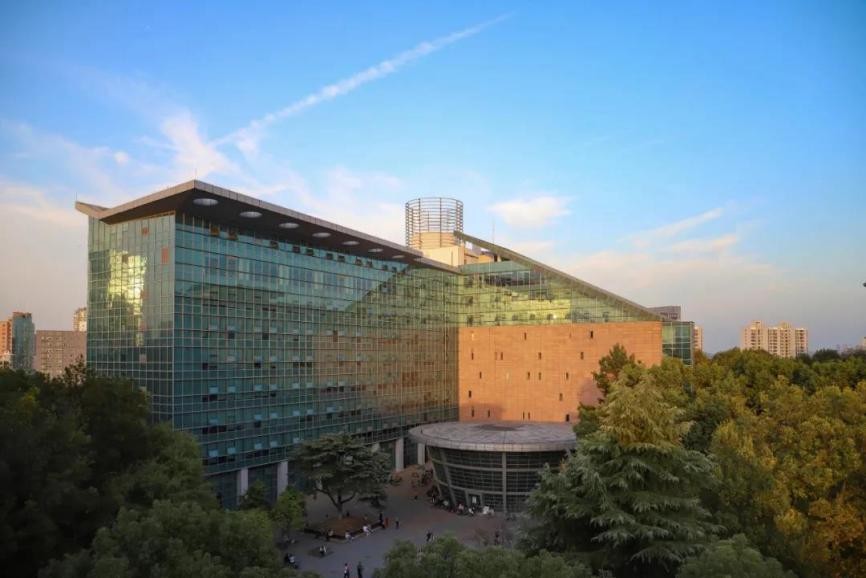 参加国旗护卫队，连续3年获国家级奖学金，湖北女大学生现已保研985！